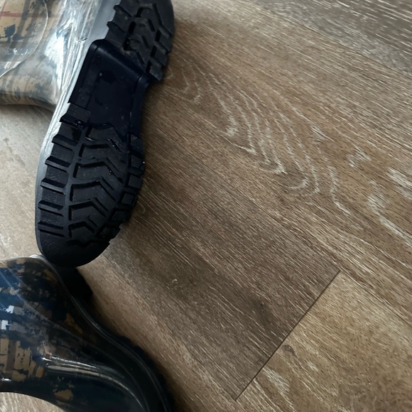 Pre owned size 40 blue check Burberry rain boots good condition - Picture 2 of 6